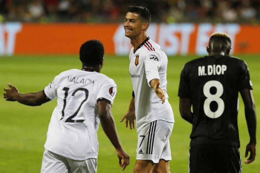 Penyerang Manchester United (MU) Cristiano Ronaldo (tengah) merayakan gol ke gawang Sheriff di Liga Europa.