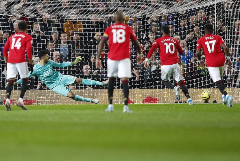 Penyerang Manchester United (MU) Marcus Rashford (10) mencetak gol penalti ke gawang Tottenham Hotspur. MU mengalahkan Tottenham 2-1.