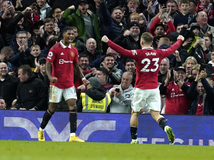 Penyerang Manchester United (MU) Marcus Rashford (kiri) merayakan golnya ke gawang West Ham United dalam lanjutan Liga Primer Inggris di Old Trafford.