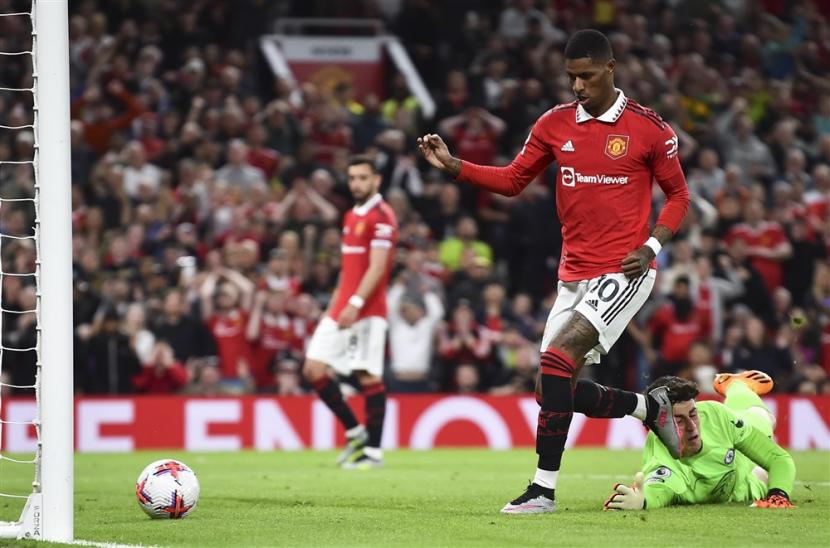 Penyerang Manchester United (MU) Marcus Rashford mencetak gol ke gawang Chelsea dalam pertandingan Liga Primer Inggrisk di Old Trafford, Jumat (26/5/2023) dini hari WIB.