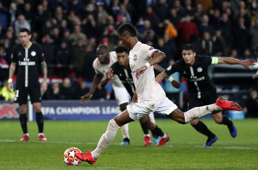 Penyerang Manchester United (MU) Marcus Rashford saat mengambil penalti ke gawang PSG.