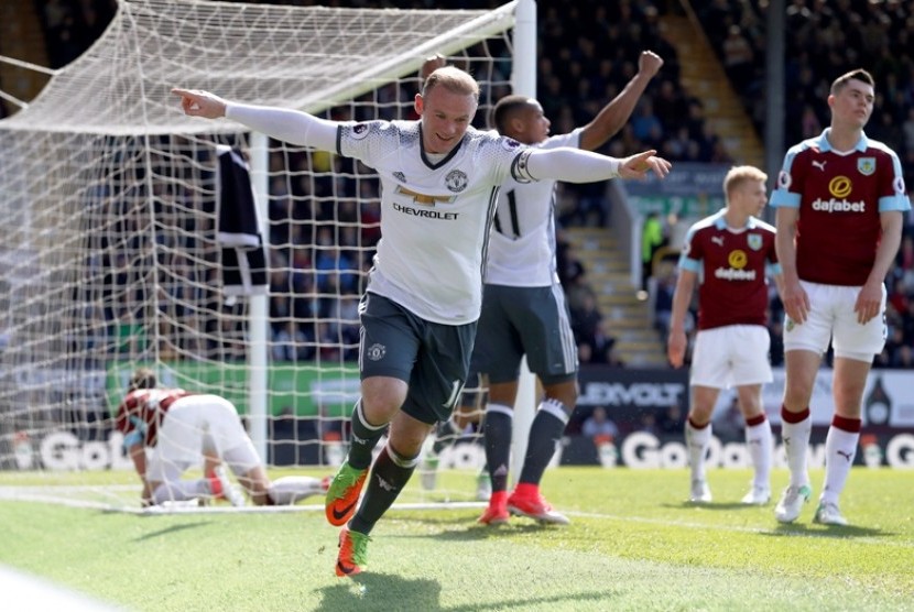 Penyerang Manchester United Wayne Rooney merayakan golnya ke gawang Burnley.