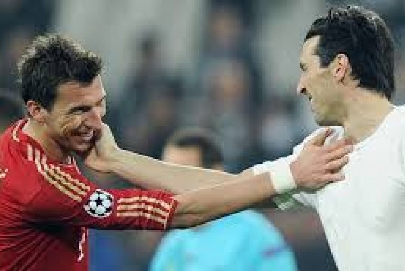 Penyerang Mario Mandzukic (kiri).