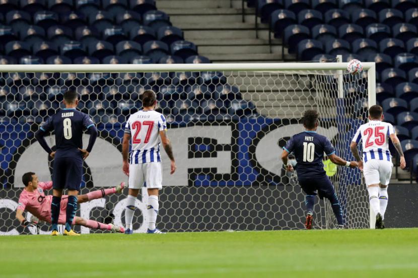 Penyerang Marseille, Dimirti Payet saat gagal mengeksekusi pinalti saat laga melawan Porto.