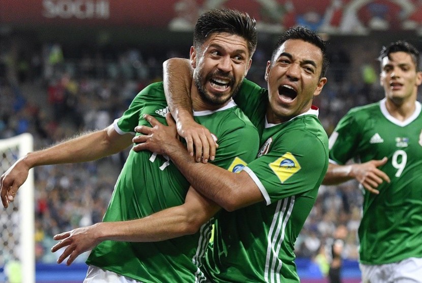 Penyerang Meksiko Oribe Peralta (kiri) merayakan golnya ke gawang Selandia Baru bersama rekannya Marco Fabian pada laga Piala Konfederasi, Kamis (22/6) dini hari WIB.