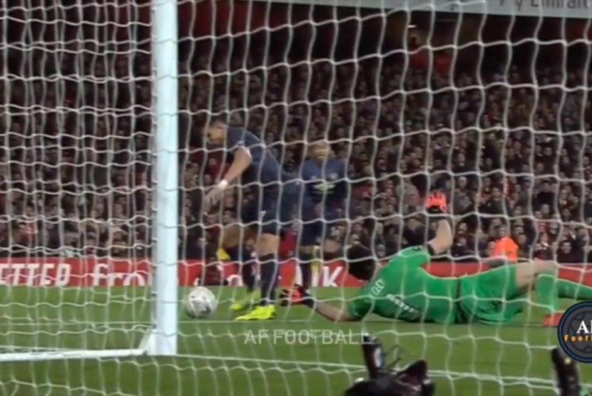 Penyerang MU Alexis Sanchez saat melewati koper Arsenal, Petr Cech sebelum kemudian menceploskan bola ke gawang.