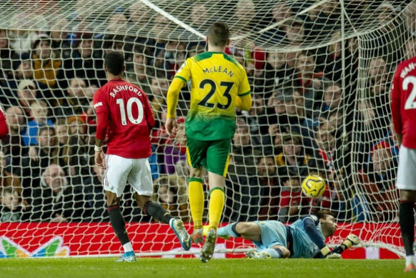 Penyerang MU, Marcus Rashford mencetak gol melalui titik putih pada laga melawan Norwich City.