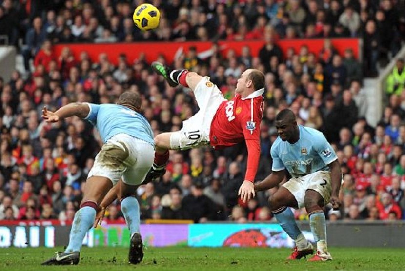 Penyerang MU, Wayne Rooney ketika melawan Manchester City pada musim sebelumnya.