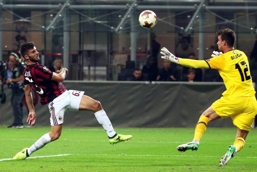 Penyerang muda AC Milan Patrick Cutrone (kiri) mencetak gol kemenangan timnya atas HNK Rijeka pada penyisihan Grup D Liga Europa 2017/2018 di San Siro, Milan, Jumat (29/9) dini hari WIB. Milan menang 3-2. 