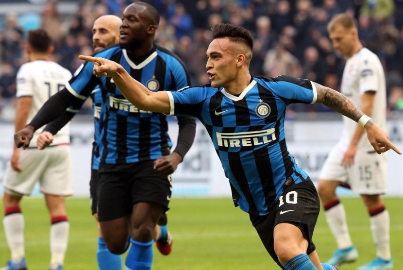 Penyerang muda Inter Milan Lautaro Martinez (kanan) merayakan golnya.