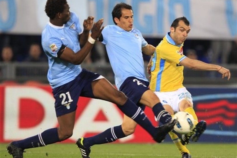 Penyerang Napoli, Goran Pandev (kanan) dihadang oleh dua pemain Lazio, Mobido Diakite dan Cristian Ledesma di Stadion Olympic, Roma, Ahad (8/4) dinihari.