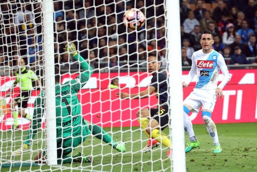 Penyerang Napoli Jose Callejon (kanan) mencetak gol ke gawang Inter Milan.