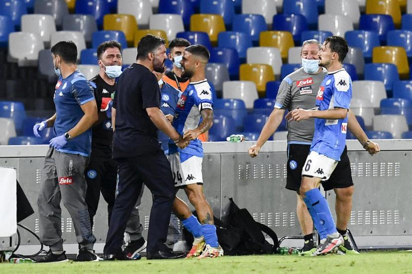 Penyerang Napoli Lorenzo Insigne (tengah) merayakan gol ke gawang AS Roma bersama pelatih Gennaro Gattuso.