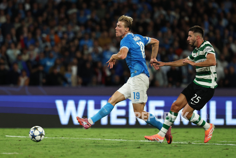 Penyerang Napoli Rasmus Hojlund (kiri) mencetak gol ke gawang Sporting CP.