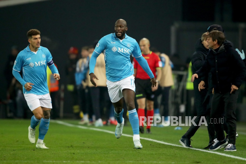 Penyerang Napoli Romelu Lukaku (kanan) bersorak bersama rekan setimnya Giovanni Di Lorenzo setelah mencetak gol ke gawang Udinese dalam pertandingan sepak bola Serie A Liga Italia di Stadion Friuli - Bluenergy di Udine, Ahad (15/12/2024) dini hari WIB.