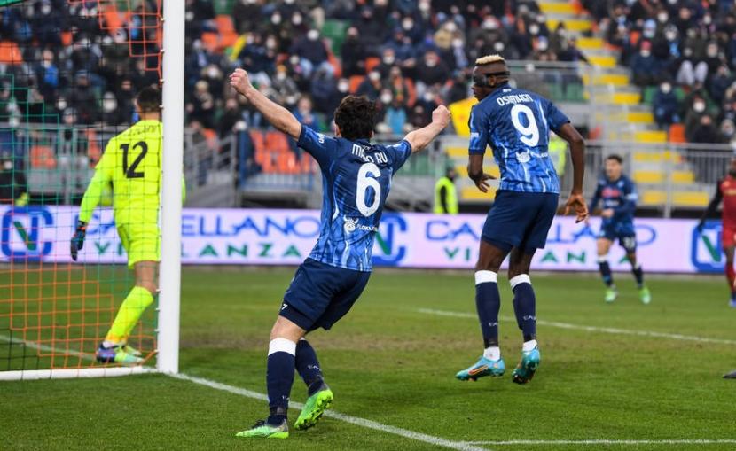 Penyerang Napoli Victor Osimhen (kanan) mencetak gol ke gawang Venezia dalam lanjutan Serie A Liga Italia, Ahad (6/2/2022)