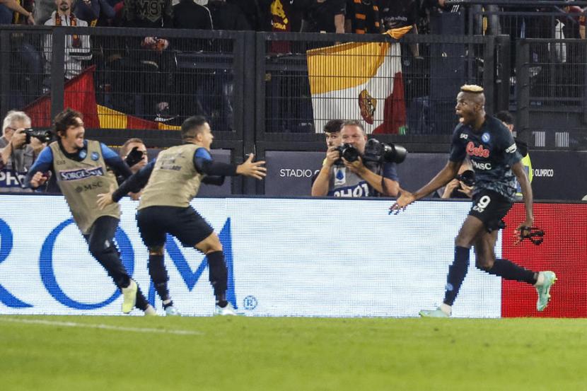 Penyerang Napoli Victor Osimhen (kanan) merayakan golnya ke gawang AS Roma dalam lanjutan Serie A Liga Italia.