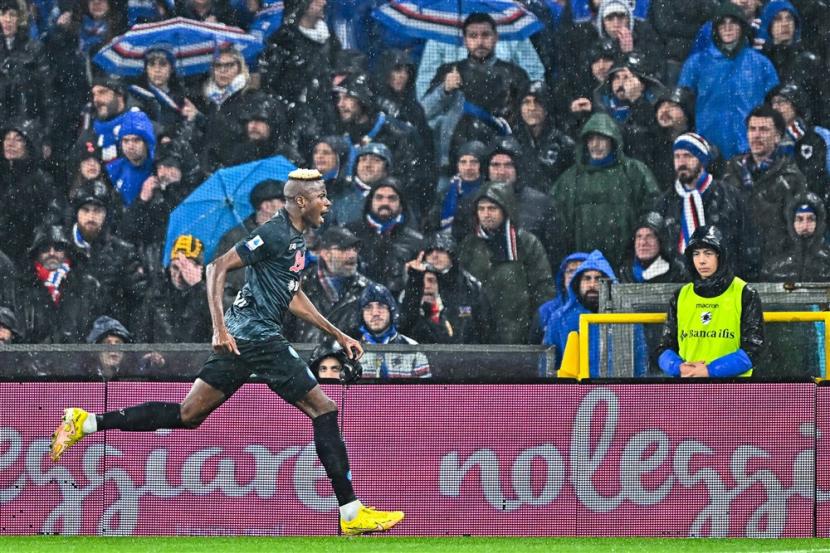 Penyerang Napoli Victor Osimhen saat merayakan golnya.
