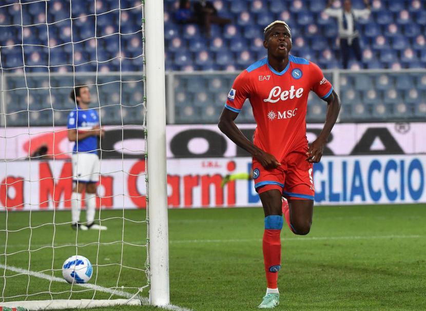 Penyerang Napoli Victor Osimhen merayakan golnya ke gawang Sampdoria.