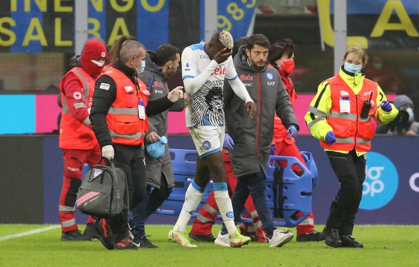 Penyerang Napoli Victor Osimhen (tengah) dibawa keluar lapangan setelah menderita cedera saat melawan Inter Milan, akhir pekan lalu.