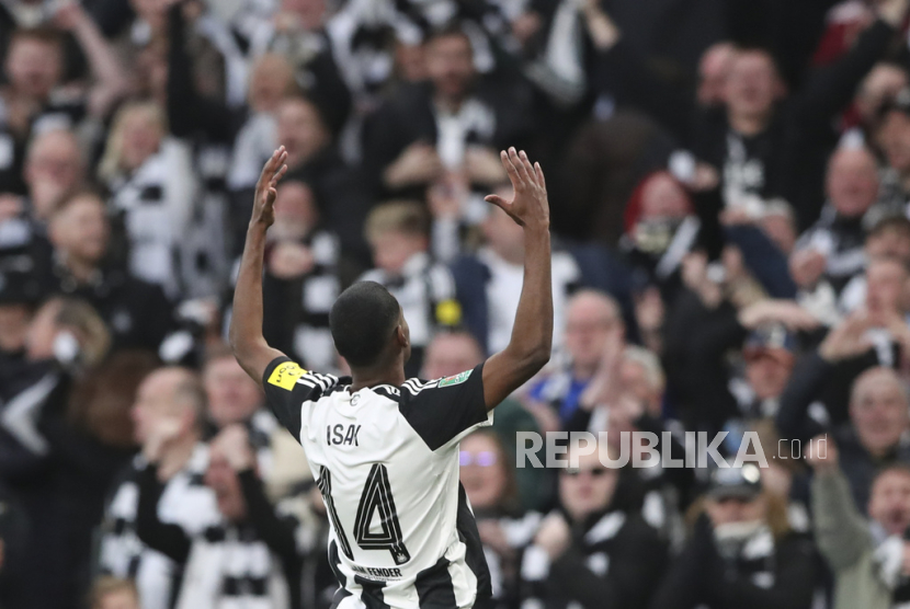 Penyerang Newcastle United Alexander Isak merayakan gol kedua timnya ke gawang Liverpool dalam pertandingan final Piala Liga Inggris di Stadion Wembley, London, yang berakhir Senin (17/3/2025) dini hari WIB.