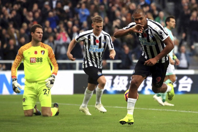 Penyerang Newcastle United Salomon Rondon merayakan gol yang dicetaknya ke gawang AFC Bournemouth dalam lanjutan Liga Primer Inggris di St James Park Newcastle, Sabtu (10/11).   