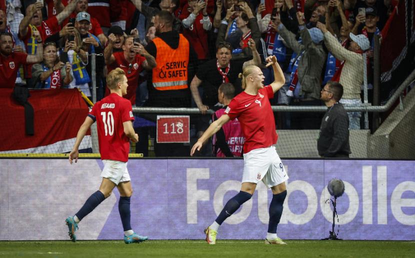 Penyerang Norwegia Erling Haaland (kanan) berselebrasi selepas menjebol gawang Swedia pada laga UEFA Nations League, Senin (6/6/2022).