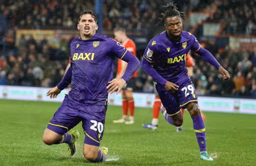 Penyerang Oxford United Ruben Rodrigues (kiri) merayakan golnya ke gawang Luton Town dalam pertandingan Divisi Championship.