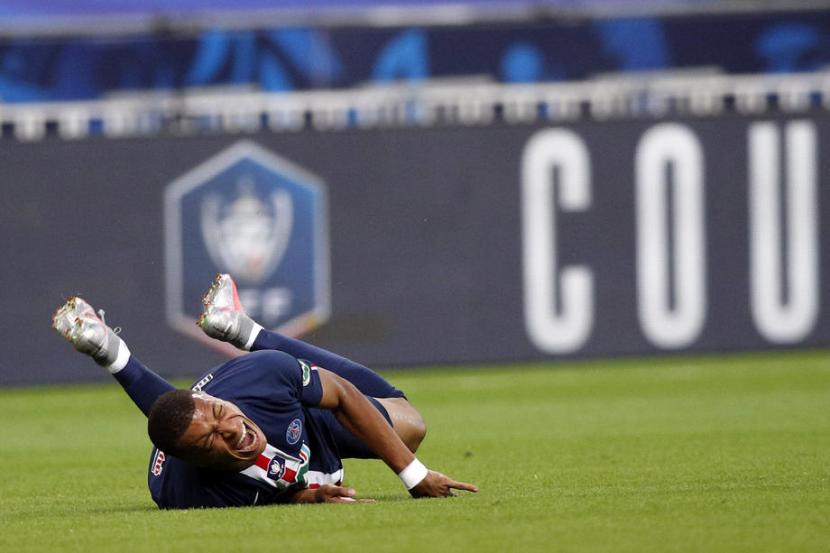 Penyerang Paris Saint Germain (PSG) Kylian Mbappe mengerang kesakitan setelah ditekel keras bek Saint Etienne, Loic Perrin, di final Piala Prancis.
