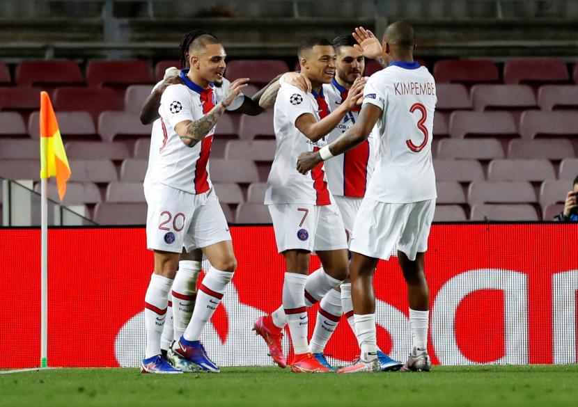 Penyerang Paris Saint-Germain Kylian Mbappe (tengah) merayakan dengan rekan setimnya usai mencetak gol.
