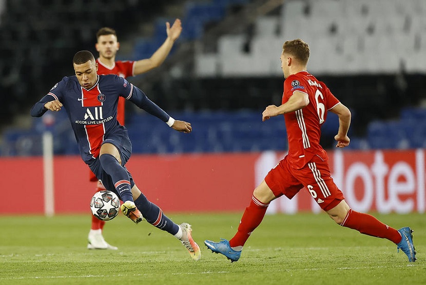 Penyerang Paris Saint-Germain Kyliann Mbappe beraksi diikuti pemain Bayern Muenchen Joshua Kimmich di Leg Kedua Perempat Final Liga Champions
