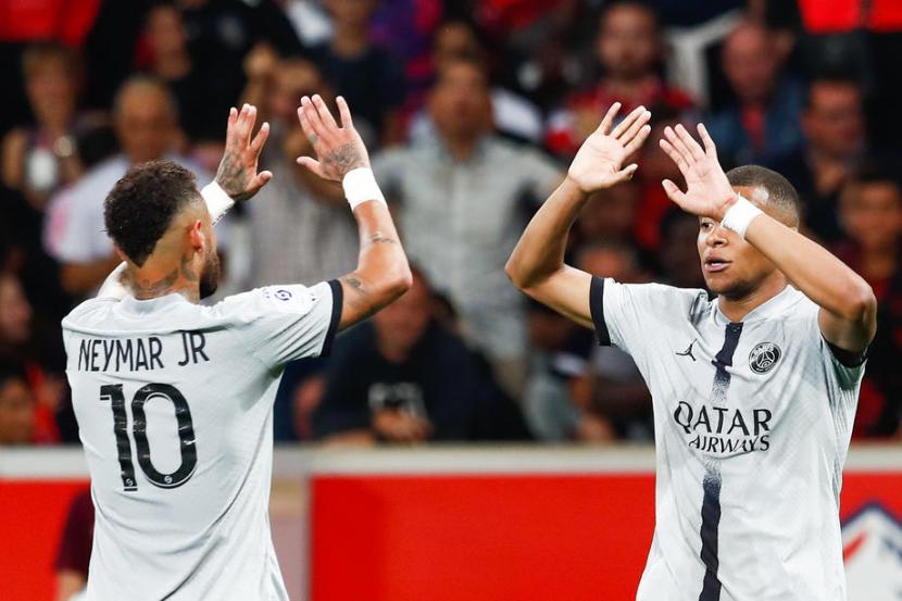 Penyerang Paris Saint-Germain (PSG) Kylian Mbappe (kanan) dan Neymar merayakan gol ke gawang Lille dalam lanjutan Ligue 1.
