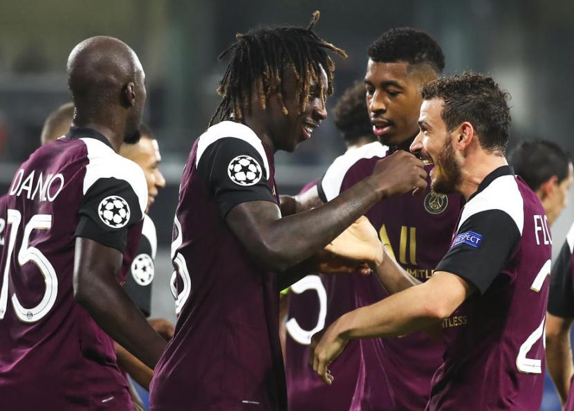 Penyerang Paris Saint-Germain (PSG) Moise Kean (tengah) merayakan gol ke gawang Istanbul Basaksehir bersama rekan-rekannya.