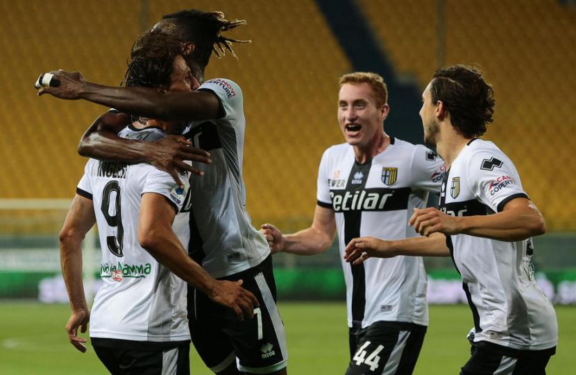 Penyerang Parma, Roberto Inglese merayakan gol bersama rekannya saat menghadapi Bolgna di Stadion Ennio Tardini, Senin Dini Hari WIB.