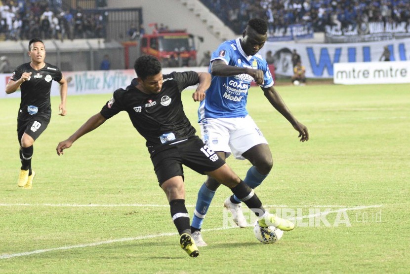 Penyerang Persib Bandung Ezechiel Ndouasel berebut bola dengan pemain PS Tira Persikabo pada laga pertama Piala Presiden 2019 di Stadion Si Jalak Harupat, Kabupaten Bandung, Sabtu (2/3).