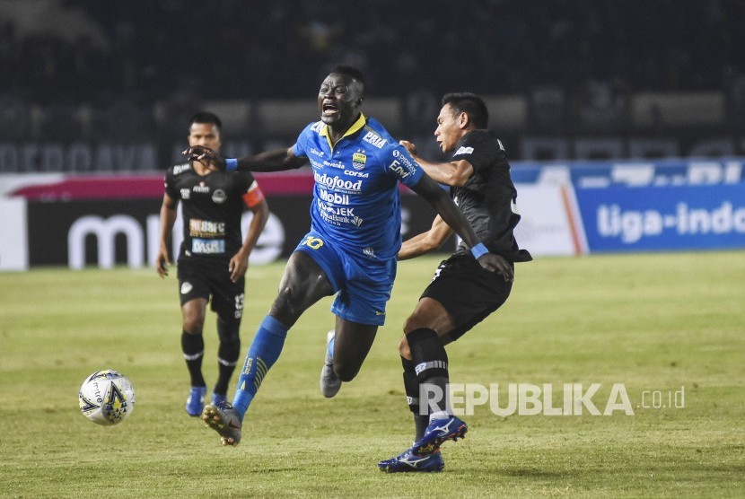 Penyerang Persib Bandung Ezechiel Ndouasel (tengah) berebut bola dengan pemain Tira Persikabo saat pertandingan Sepak Bola Liga 1 2019 di Stadion Si Jalak Harupat, Kabupaten Bandung, Selasa (18/6).