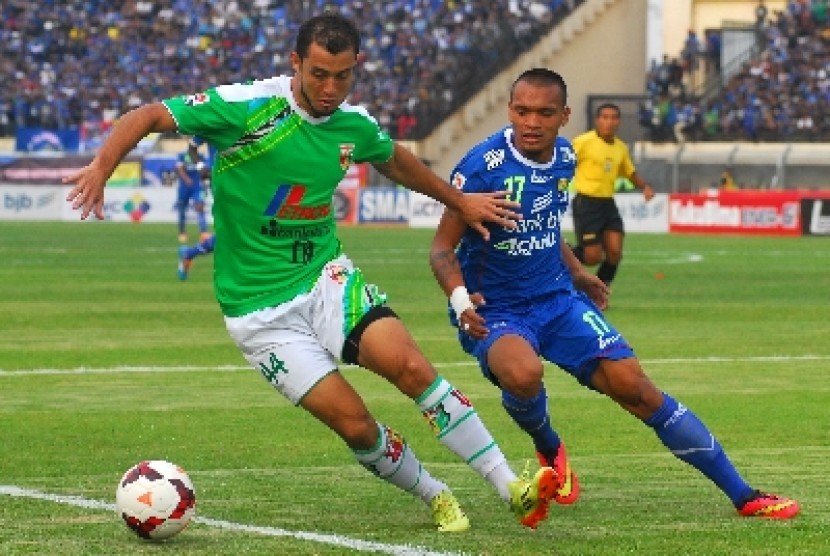 Penyerang Persib Bandung, Ferdinand Sinaga (kanan).