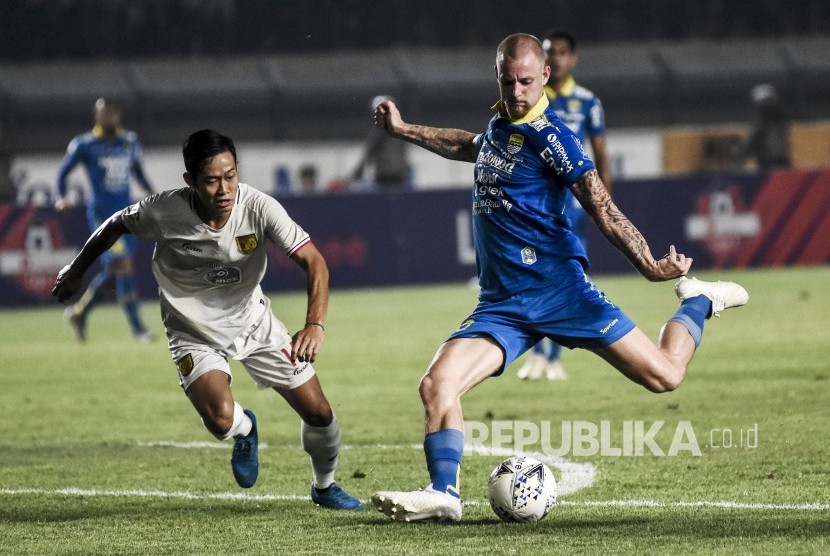 Penyerang Persib Bandung Kevin Bernard Van Kippersluis (kanan) menendang bola dalam laga lanjutan Liga 1 2019 di Stadion Si Jalak Harupat, Kabupaten Bandung, Selasa (3/12).