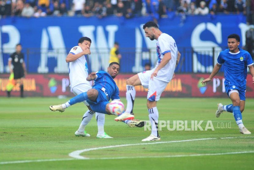 Persib Bandung Uilliam striker Barros Pereira (second left) scrambles the ball with a Port FC player during the inaugural match of the 2025 President's Cup at Si Jalak Harupat Stadium, Soreang, Bandung Regency, Sunday (6/7/2025) pm.