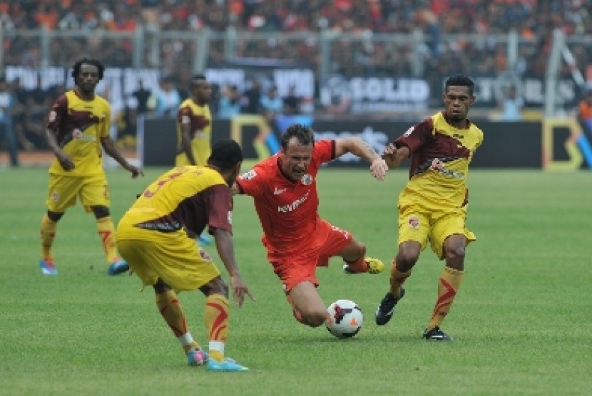 Penyerang Persija Ivan Bosnjak (tengah) berjibaku dengan pemain bertahan Sriwijaya FC Ahmad Sumardi (kanan) dan Erol Iba (kiri) dalam 