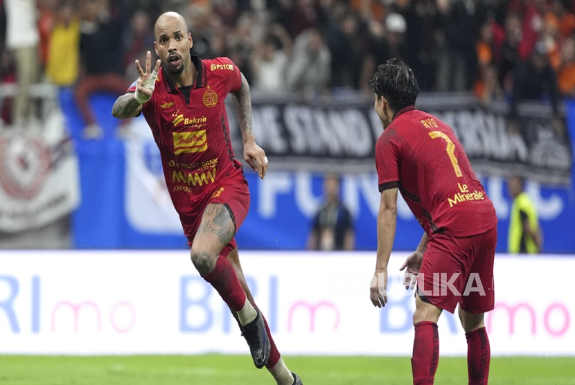 Penyerang Persija Jakarta Gustavo Almeida (kiri) berselebrasi merayakan hattrick-nya ke gawang PSS Sleman dalam lanjutan BRI Liga 1 di Stadion JIS, Ahad (22/12/2024).