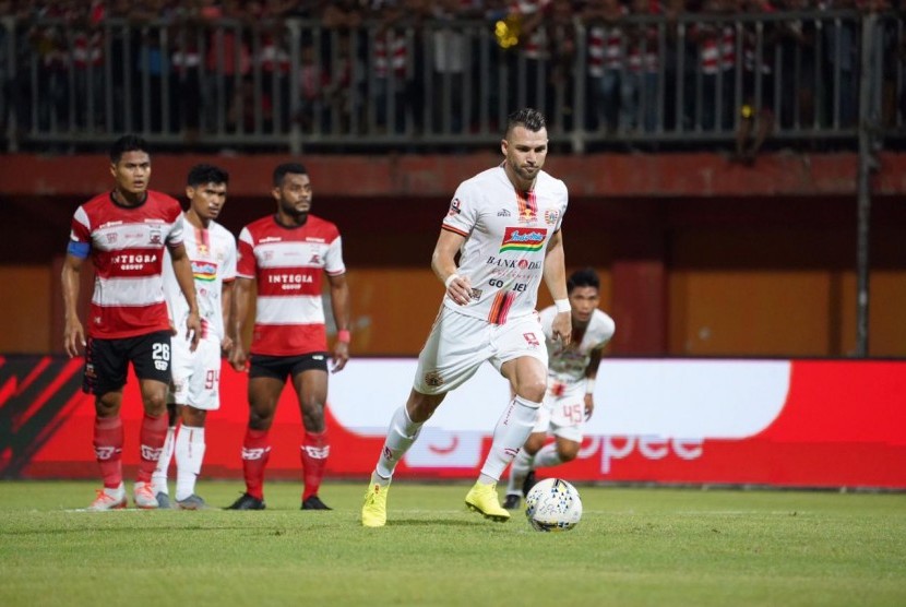 Penyerang Persija Marko Simic saat mengeksekusi penalti ke gawang Madura United.