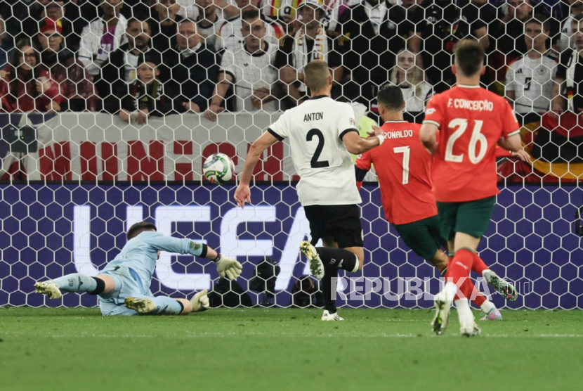 Penyerang Portugal Cristiano Ronaldo (kedua kanan) menjebol gawang Jerman pada pertandingan semifinal UEFA Nations League di Allianz Arena, Munchen, Kamis (5/6/2025) dini hari WIB.