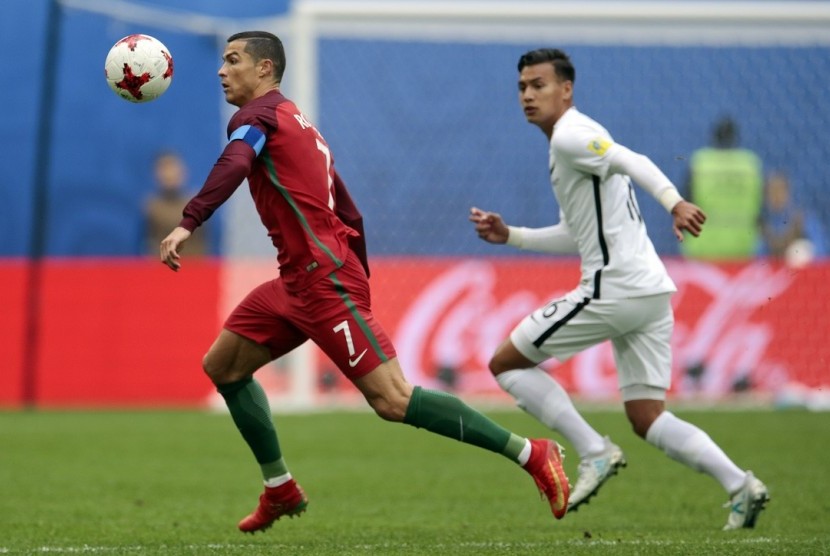 Penyerang Portugal Cristiano Ronaldo (kiri) mengejar bola dibayangi seorang pemain Selandia Baru pada laga Grup B Piala Konfederasi di Stadion St Petersburg, Sabtu (24/6). Portugal menang 4-0.