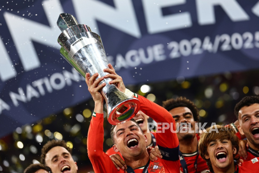 Penyerang Portugal Cristiano Ronaldo mengangkat trofi UEFA Nations League setelah mengalahkan Spanyol 5-3 pada final di Allianz Arena, Munchen, Senin (9/6/2025) dini hari WIB.