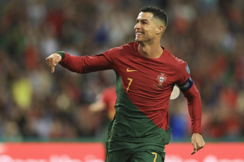 Penyerang Portugal Cristiano Ronaldo merayakan golnya ke gawang Slovakia pada laga Kualifikasi Euro 2024.