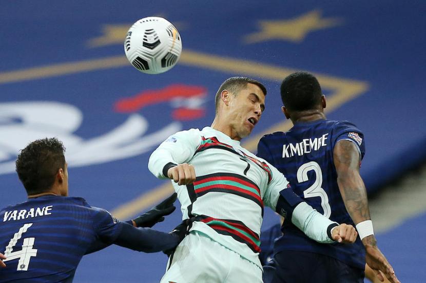 Penyerang Portugal Cristiano Ronaldo (tengah) berebut bola dengan dua pemain Prancis pada pertandingan UEFA Nations League, Senin (12/10) dini hari WIB