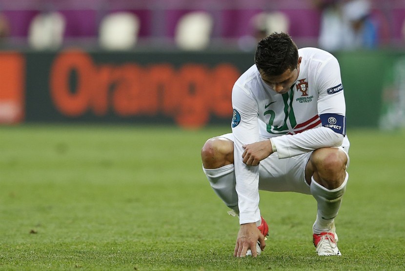  Penyerang Portugal, Cristiano Ronaldo tertunduk lesu di akhir pertandingan saat melawan Denmark dalam pertandingan Grup B Piala Eropa 2012 di Stadion Arena Lviv, Ukraina, Rabu (13/6).