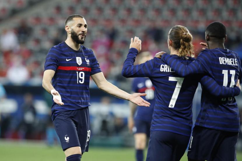 Penyerang Prancis Karim Benzema (kiri) merayakan gol yang dicetak Ousmane Dembele (kanan) dalam laga pemanasan Euro 2020 melawan Wales di Nice, Kamis (3/6) dini hari WIB.