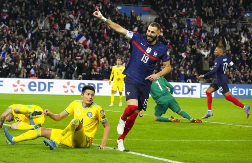 Penyerang Prancis Karim Benzema (tengah) merayakan golnya ke gawang Kazakhstan pada laga Grup D Kualifikasi Piala Dunia 22 Zona Eropa, Ahad (14/11) dini hari WIB. Prancis menang besar atas Kazakhstan dengan skor 8-0 dan lolos ke putaran final Piala Dunia 2022.